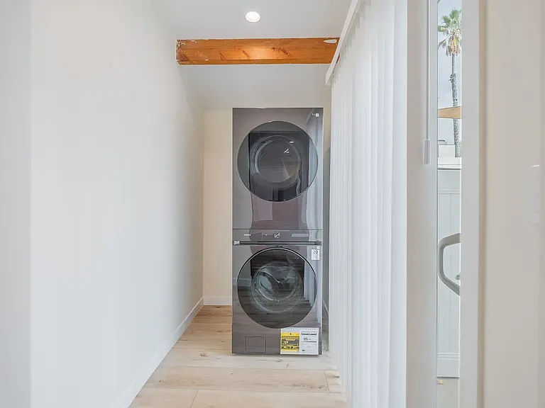 8604 Saloma Ave — Photo 4