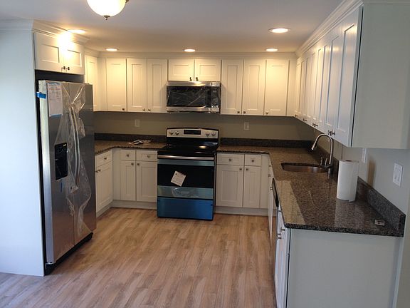 2nd image of 2 Oaklake Ln