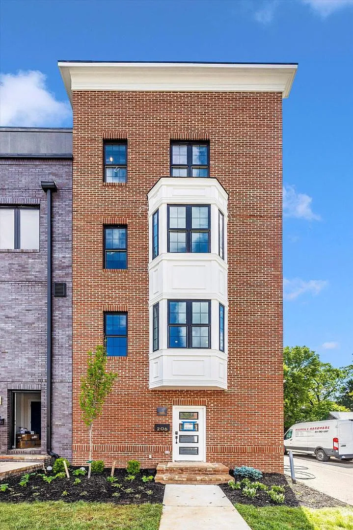 206 Broadway St — Photo 2