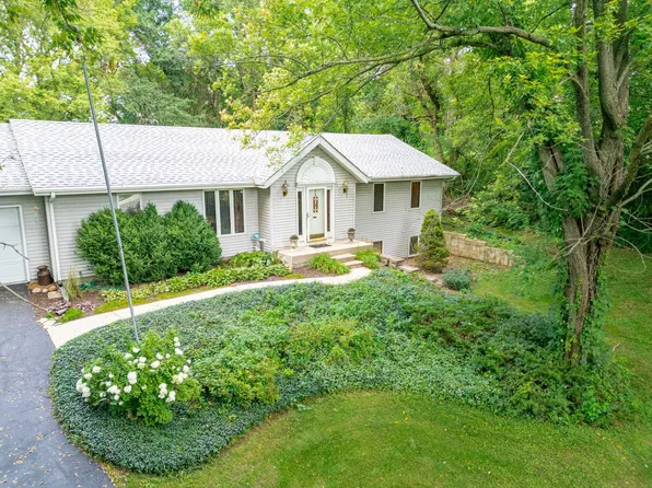 11653 Chatt Dr, Roscoe, IL 61073