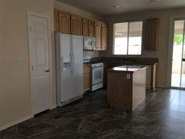 3 bed, 1378 sqft, $2,050 — Photo 2