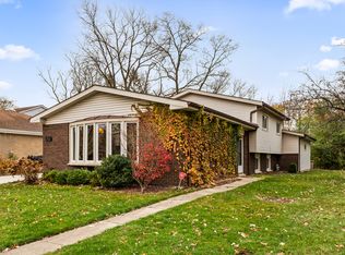 1050 Devonshire Ct, Highland Park, IL 60035