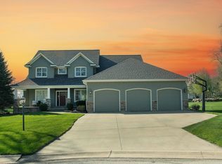 217 Oak Ridge Cir, Waverly, IA 50677