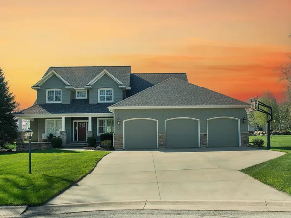 217 Oak Ridge Cir, Waverly, IA 50677