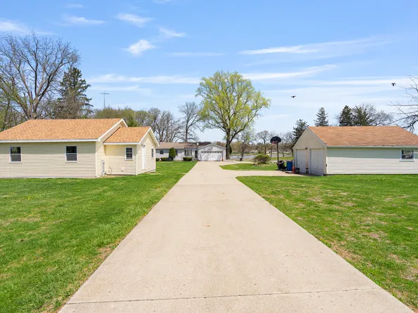 2697 River Rd, Kankakee, IL 60901