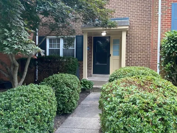 2261 Gunsmith Sq, Reston, VA 20191