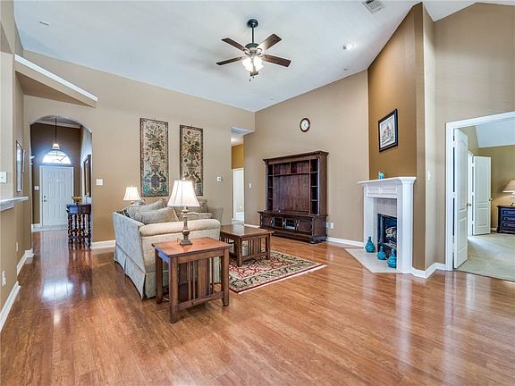 3rd image of 509 N Village Dr