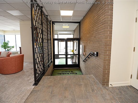5th image of 1578 Kanawha Blvd E APT 8B