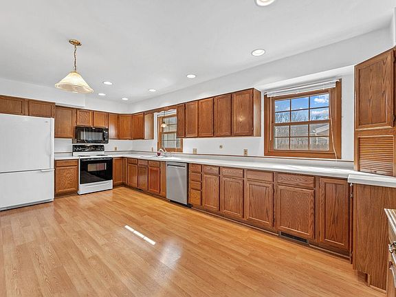 4th image of 402 Modern Ave