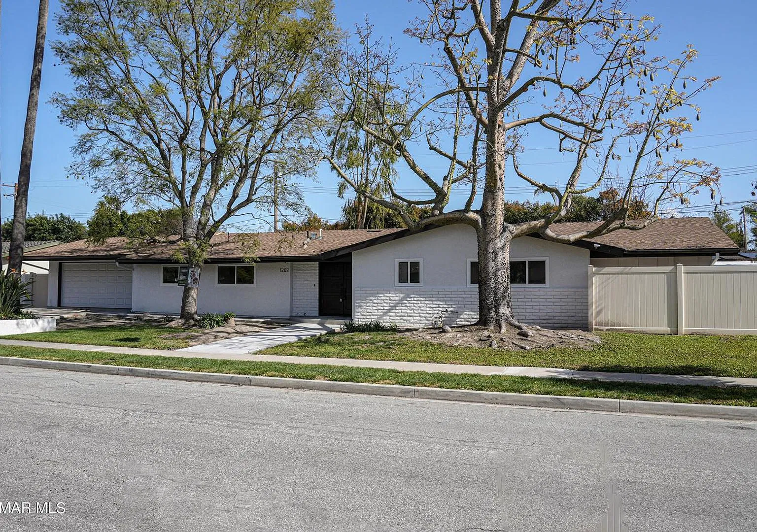 Beautifully upgraded 4 bedroom + 2 1/2 bath + Bonus room, single-story home in the heart of Thous... — Photo 1