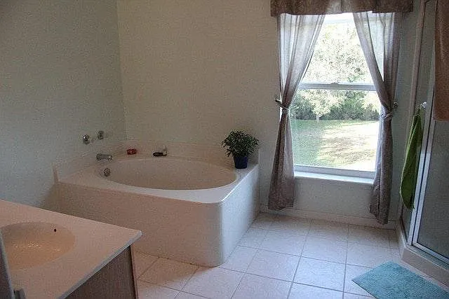 4 bed, 2.5 bath, 2380 sqft, $2,800 — Photo 3