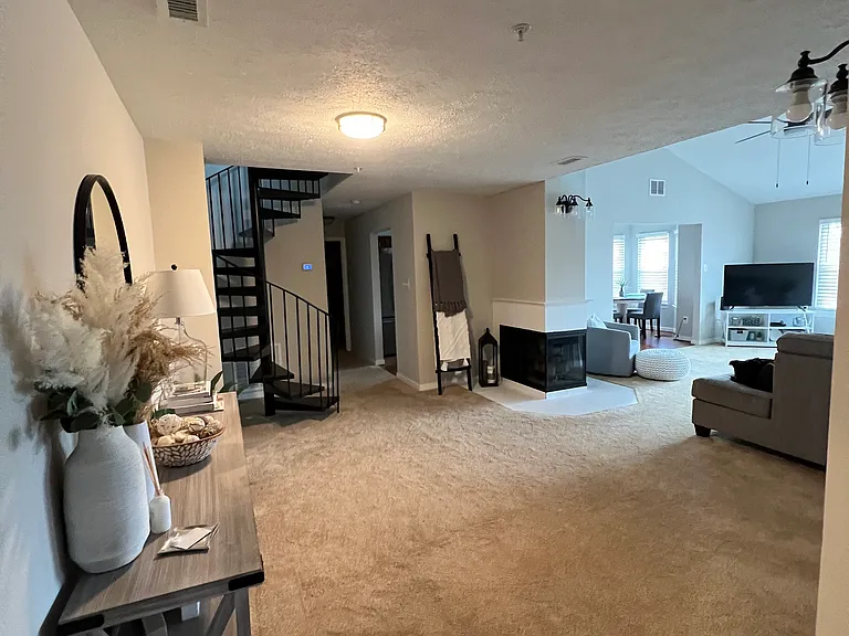 2405 Forest Edge Ct #304D — Photo 4