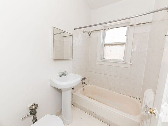 5th image of 6647 N Newgard Ave #Multi-fam