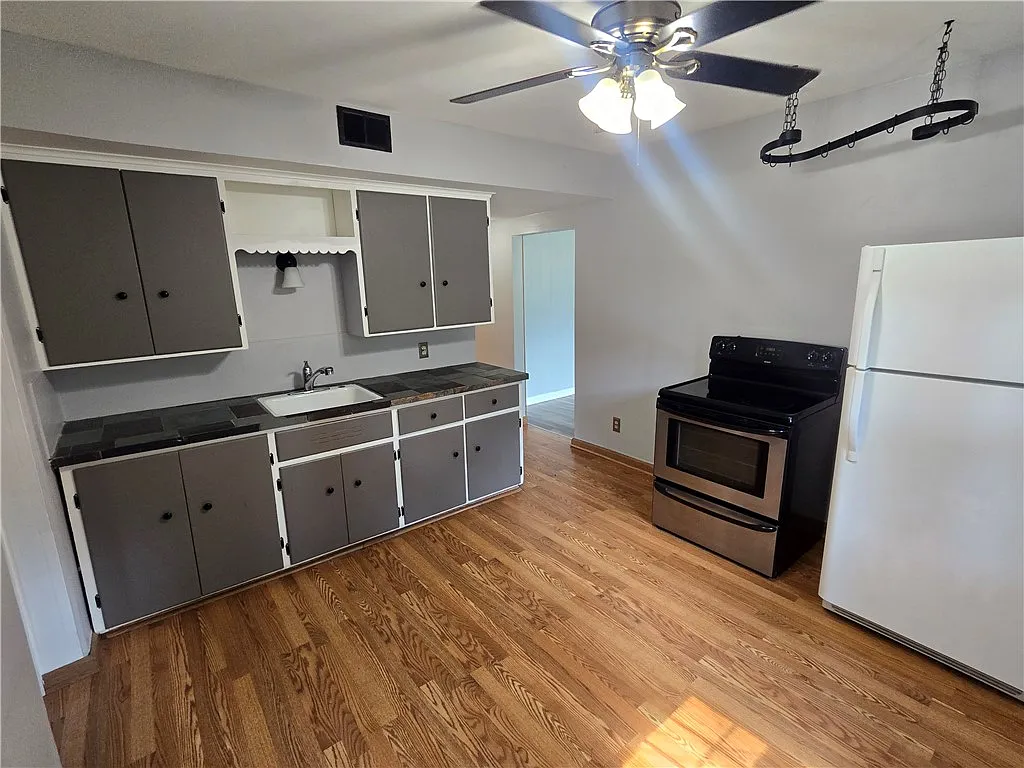 2 bed, 1.0 bath, 1007 sqft, $2,300 — Photo 4