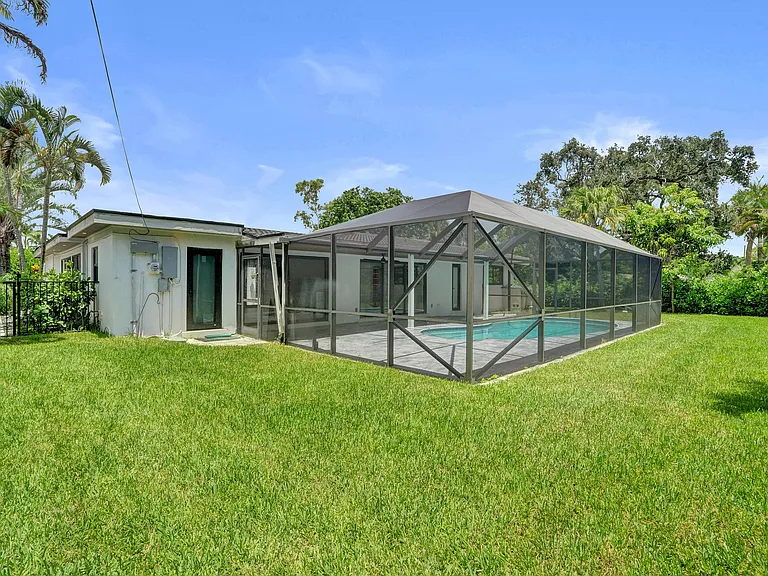 840 SW 3rd St — Photo 45