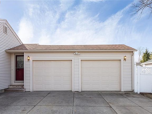 4th image of 92 Brookfield Dr