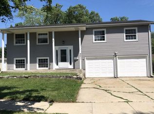 3215 Newcastle Rd, Waukegan, IL 60087