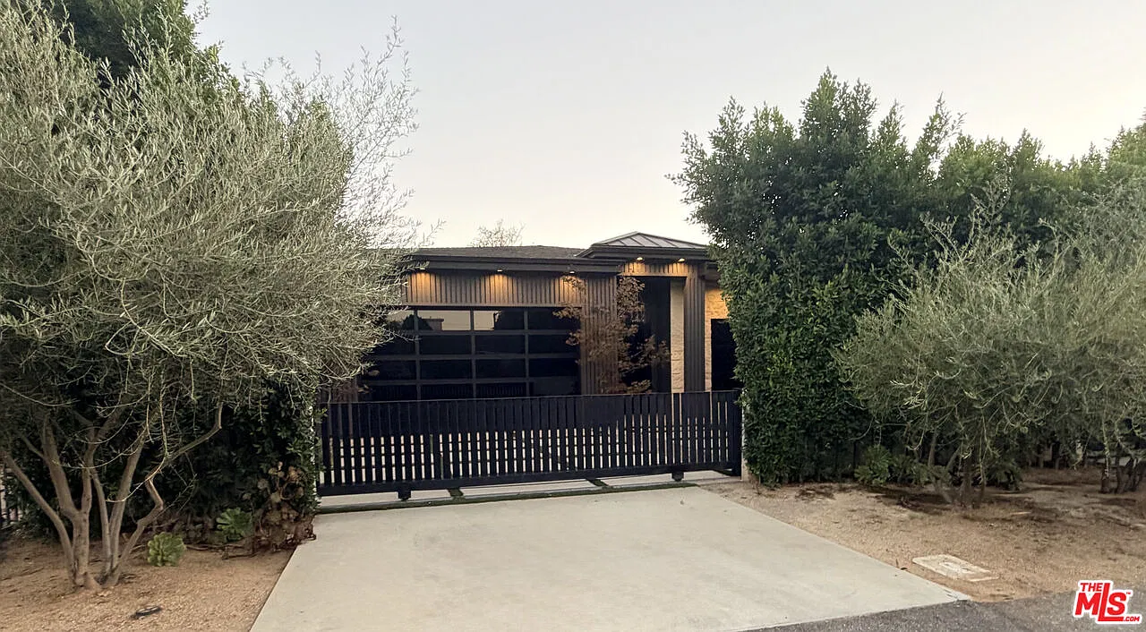 4 bed, 4.5 bath, 3334 sqft, $13,500 — Photo 1