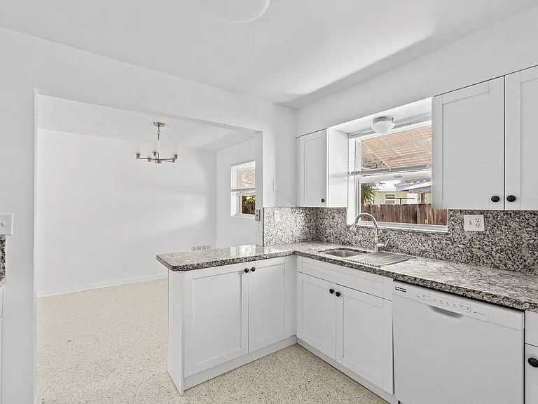 211 Sunrise Ave #5 — Photo 4