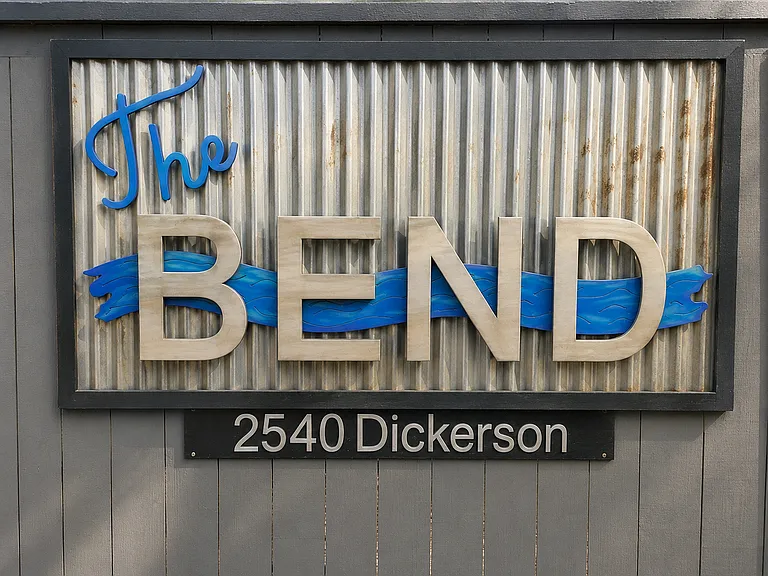 The Bend * — Photo 16