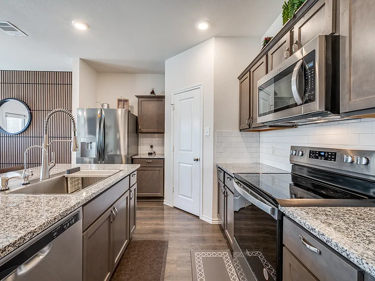 808 Fueller Dr — Photo 6