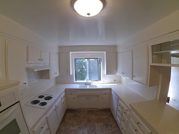 Kitchen - great sunlight in afternoon