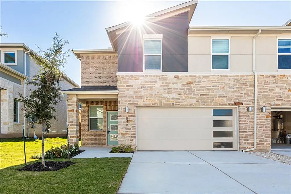 3 bed, 2.5 bath, 1914 sqft, $1,995 — Photo 1