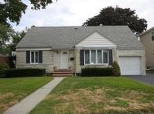 248 Beebe Rd, Mineola, NY 11501