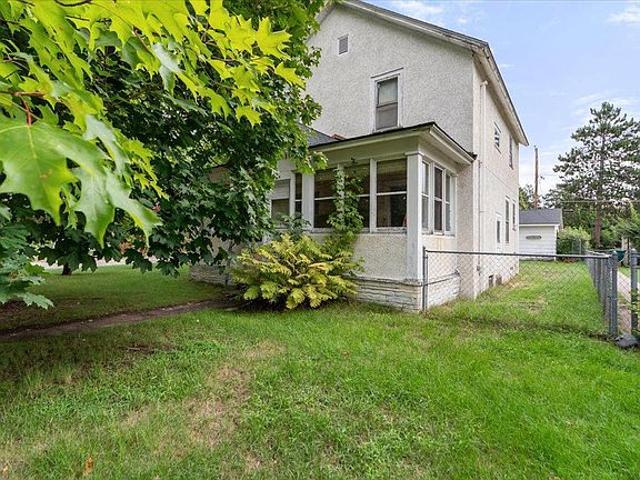 2nd image of 824 10th Ave NE