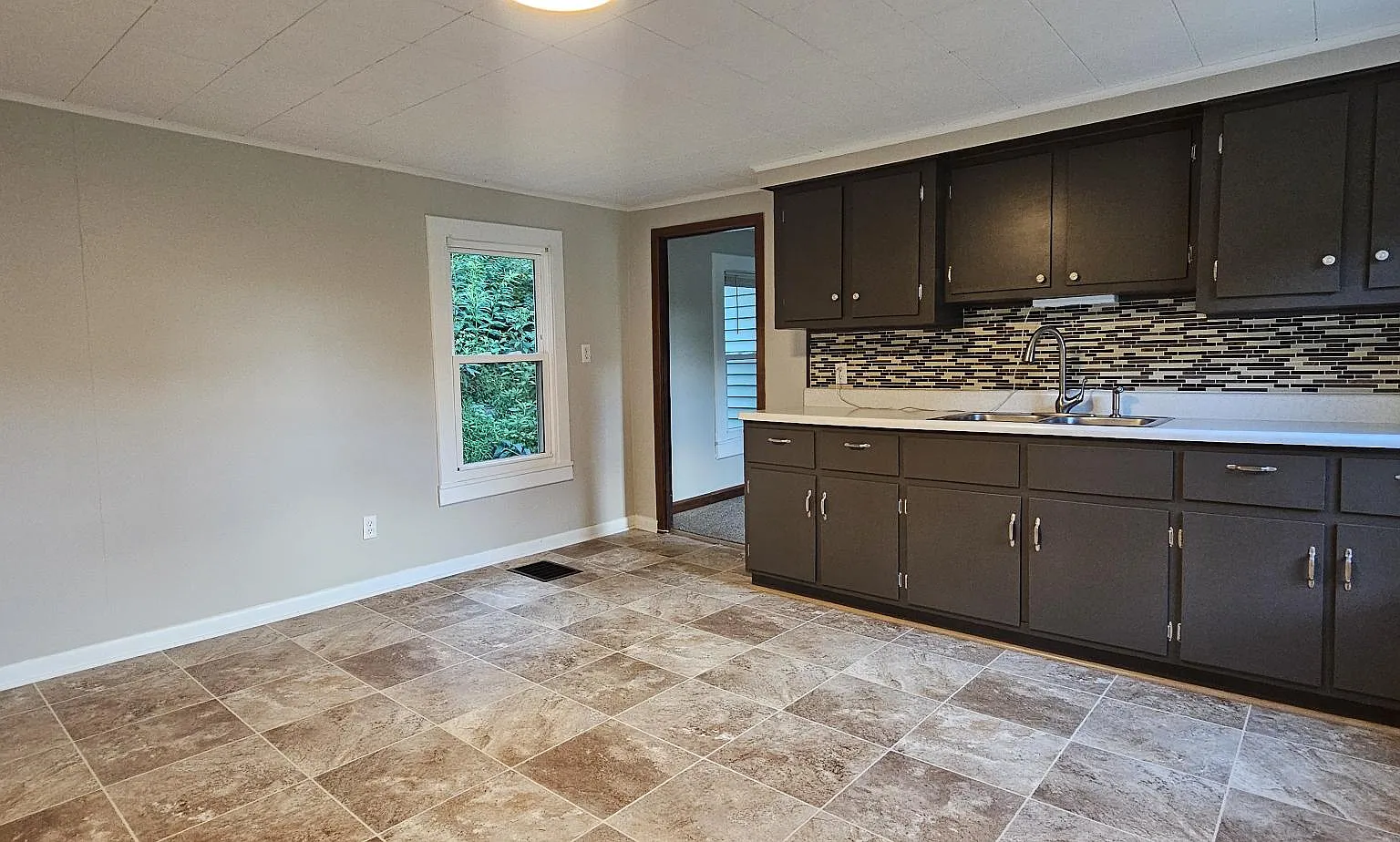 4 bed, 1400 sqft, $1,300 — Photo 2