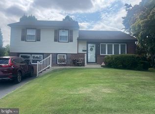 204 Carlton Dr, Broomall, PA 19008
