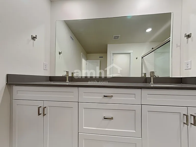 1053 S Woodsome Ave — Photo 9
