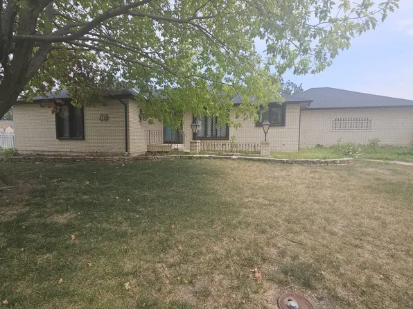 718 Colonial Ct, Salina, KS 67401