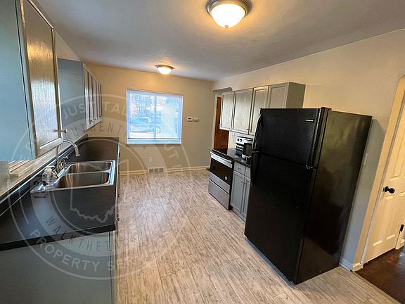 5th image of 836 Sennett St