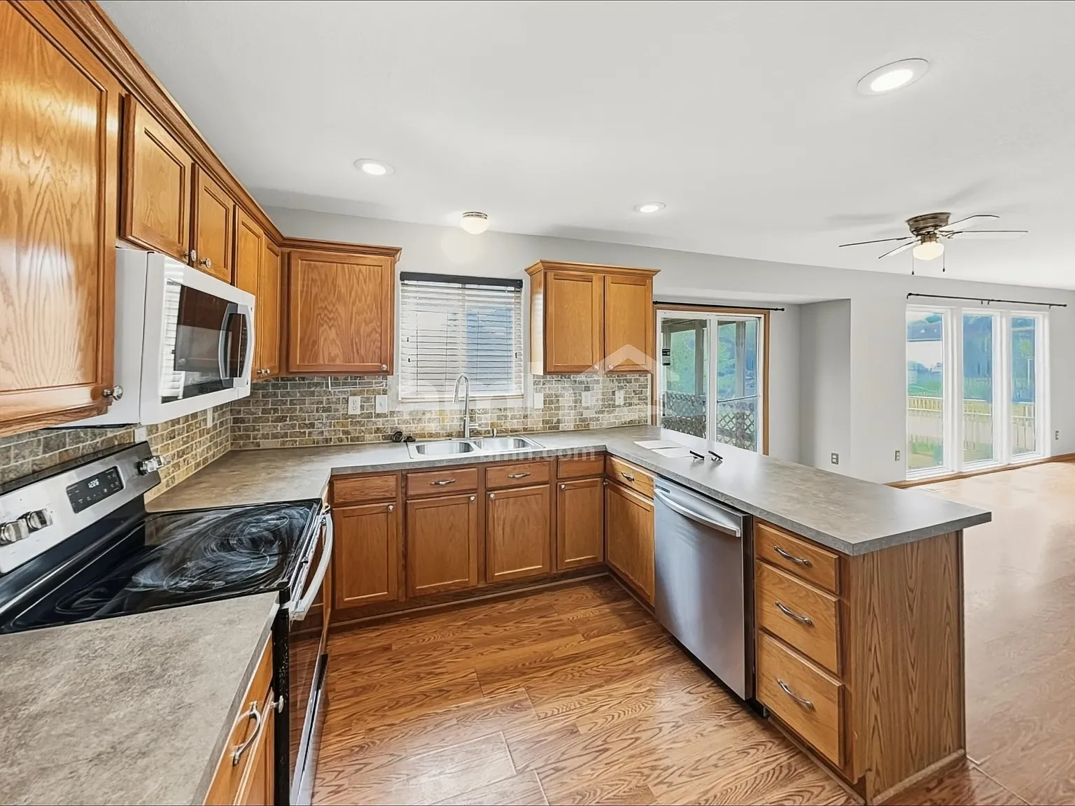 4 bed, 2.5 bath, 2602 sqft, $2,410 — Photo 3