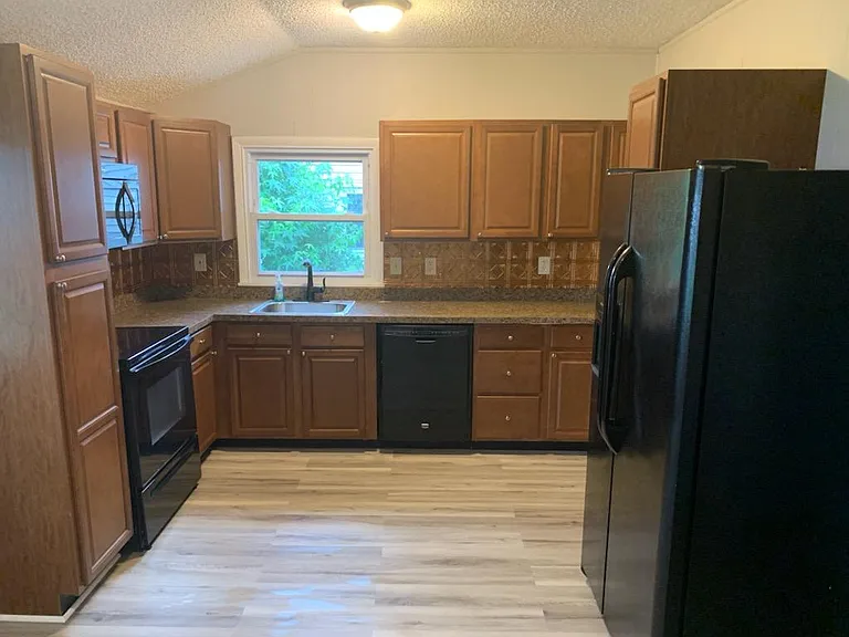 214 Marion Ave — Photo 4