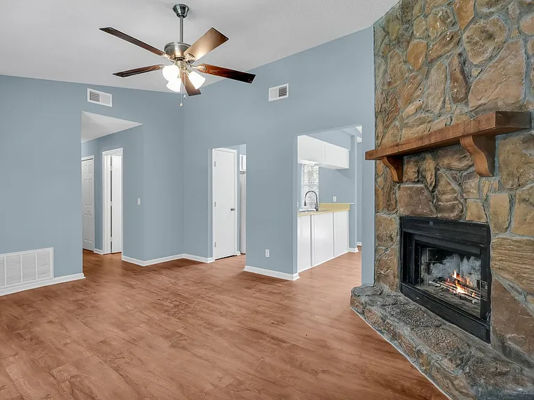 120 Stockbridge Dr — Photo 6