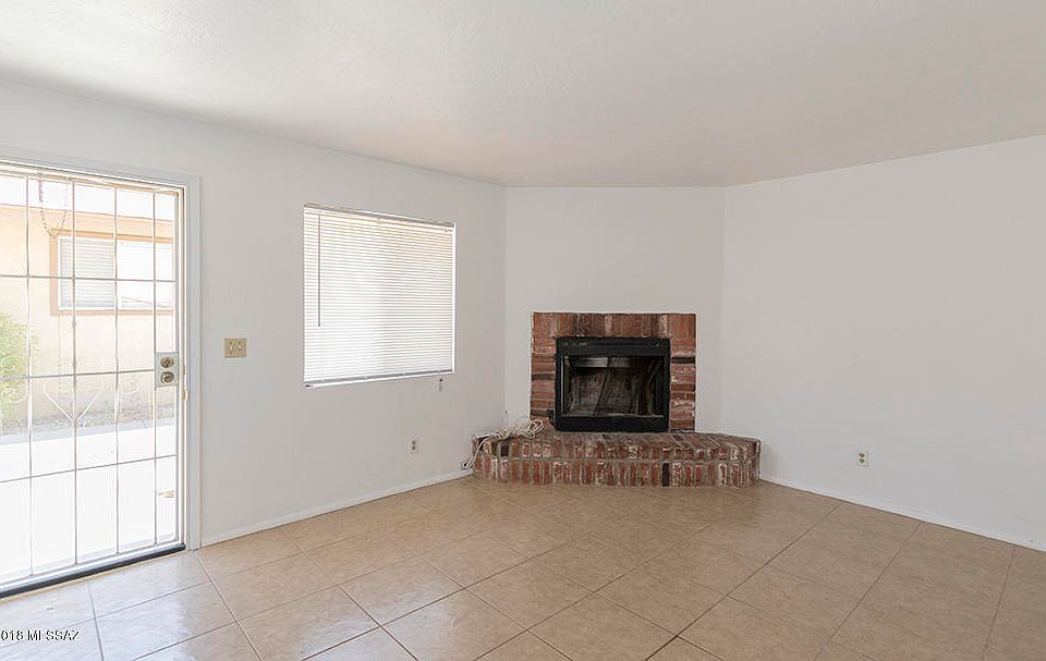 1st image of 221 W Lee St