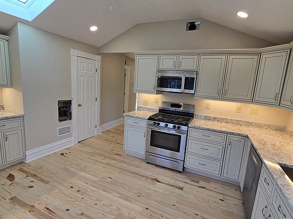 4th image of 208 Center Ave Floor 3