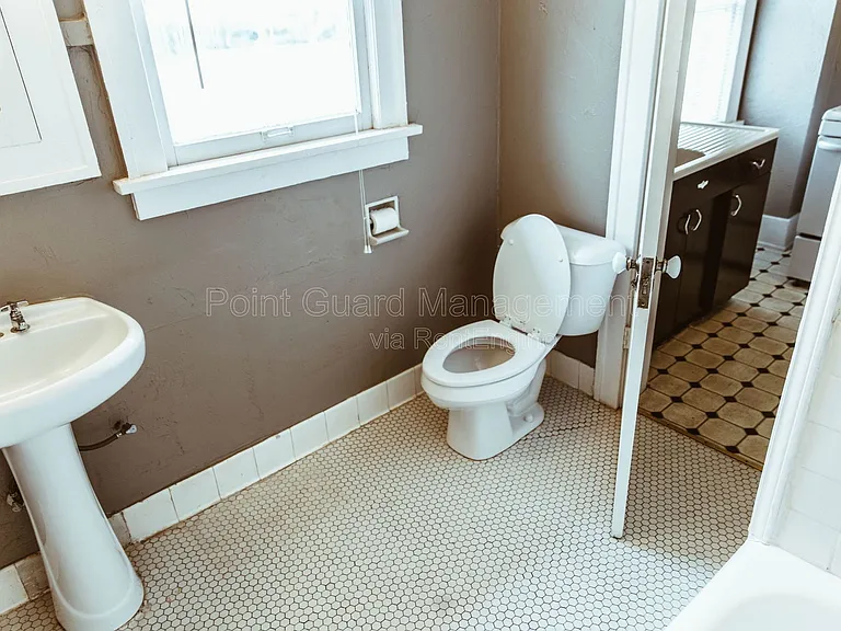 1318 N Robinson Ave — Photo 34