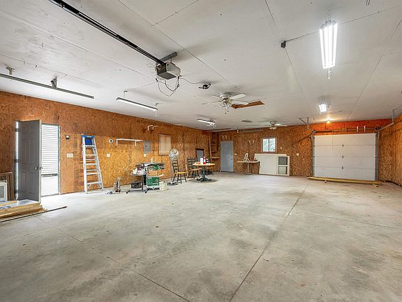 4th image of 3125 Breezewood Ln