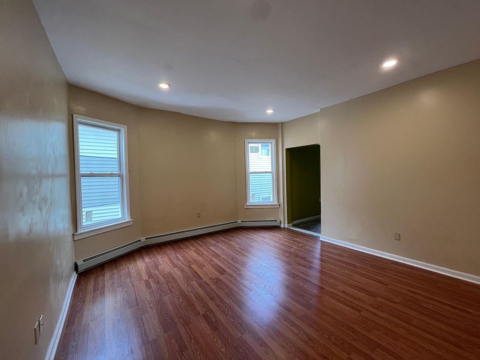 2nd image of 404 Ellison St #2L