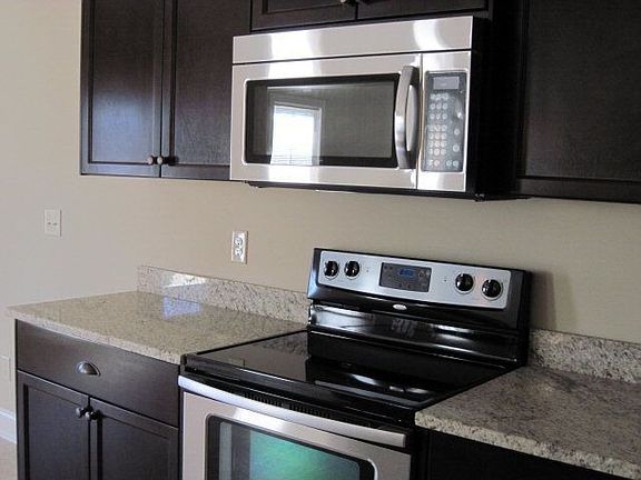 5th image of 2211 Plum Dr