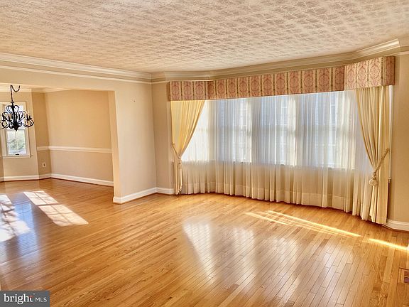 5th image of 7 Symphony Woods Ct
