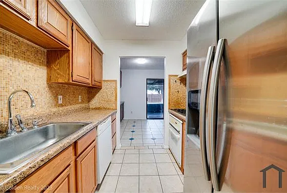 3 bed, 1038 sqft, $2,300 — Photo 4