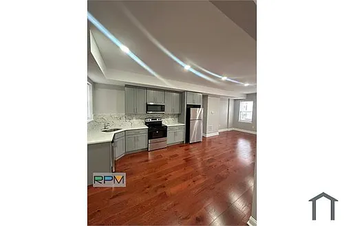 2807 Baker St Photo 1