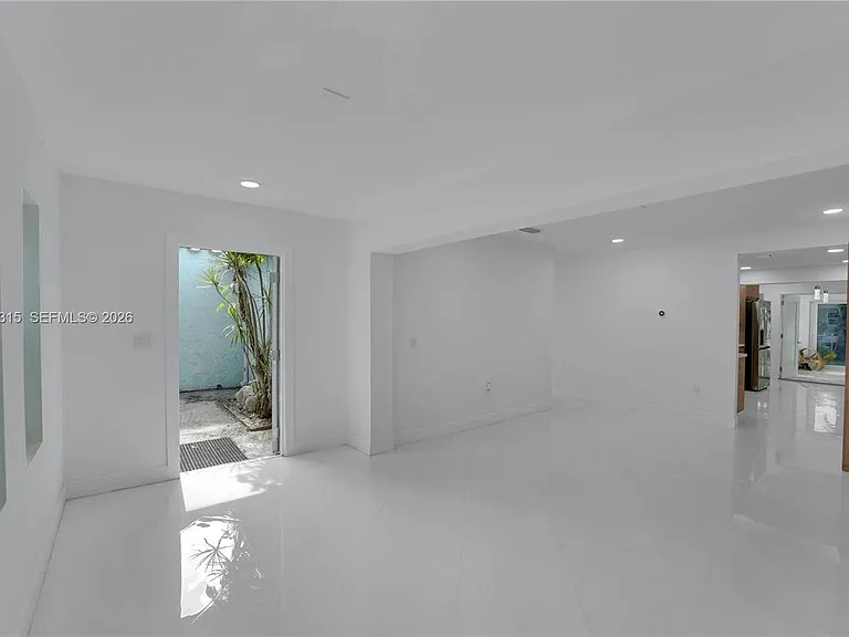 1137 SW 8th Ave — Photo 2