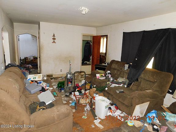 4th image of 2111 E East Ln