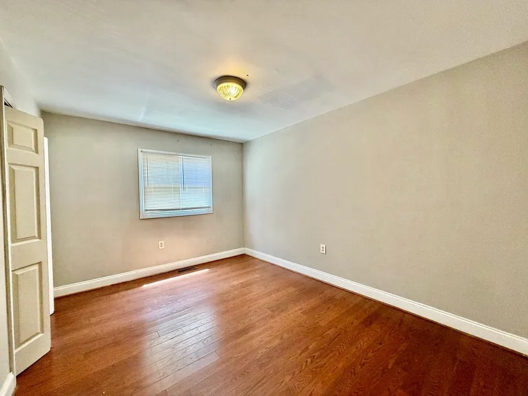 1207 Green Oaks Ln #J — Photo 15