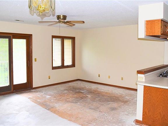 4th image of 411 SE Delaware Ave Unit 305